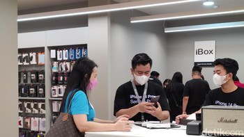 iBox MKG sengaja buka pukul 08.00 WIB pagi untuk pengambilan unit preorder iPhone 14. Foto: Adi Fida Rahman/detikINET  