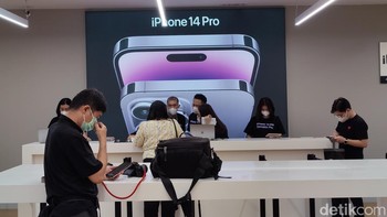 Konsumen pun dapat membeli langsung iPhone 14 series di sini. Foto: Adi Fida Rahman/detikINET