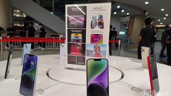 Pengunjung pun sudah bisa menjajal iPhone 14 series. Foto: Adi Fida Rahman/detikINET