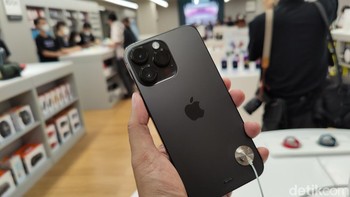 1. Dan predikat HP terlaris sepanjang tahun 2023 menurut data Canalys dipegang oleh iPhone 14 Pro Max. Ada HP flagship yang kalian baru beli tahun ini detikers? Foto: Adi Fida Rahman/detikINET