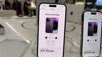 Dan predikat HP terlaris sepanjang tahun 2023 jatuh kepada iPhone 14 Pro Max! HP termahal dari Apple ini dikapalkan sebanyak 26,5 juta unit sepanjang paruh pertama tahun 2023. Foto: Adi Fida Rahman/detikINET