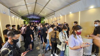 Para penggenggam iPhone 14 series pertama. Foto: Adi Fida Rahman/detikINET