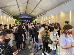 Meriahnya Pesta Tengah Malam Sambut iPhone 14 di Indonesia