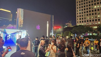 Antrean pemesan iPhone 14 series di Midnight Launch iBox sudah mengular sejak Kamis malam. Foto: Adi Fida Rahman/detikINET