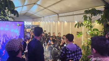 Sambutan tempuk tangan dan confeti menyambut 20 pembeli pertama. Foto: Adi Fida Rahman/detikINET