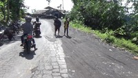 Sejumlah pengendara terpaksa putar balik mencari jalur alternatif lantaran jalan yang ambles. Foto: Nur Hadi Wicaksono