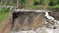 Jalan yang ambles tersebut menghubungkan Kabupaten Lumajang dengan Kabupaten Malang. Foto: Nur Hadi Wicaksono