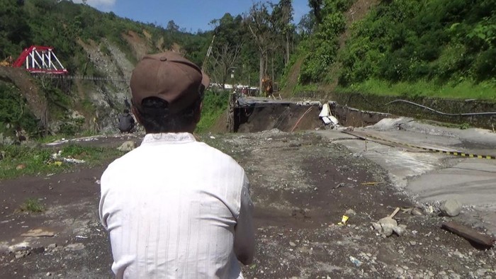 jalan di lumajang amblas