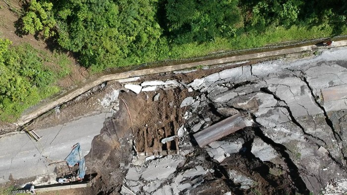 jalan di lumajang amblas