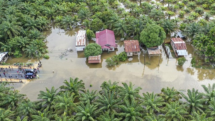 Foto udara suasana kemacetan akibat banjir di Jalan lintas Tapaktuan, Aceh Selatan-Medan, Sumatera Utara di Desa Ladang Rimba, Trumon Tengah, Aceh Selatan, Aceh, Jumat (4/11/2022). Banjir setinggi satu meter tersebut menyebabkan transportasi darat lumpuh. ANTARA FOTO/Istafan Najmi/Lmo/wsj.