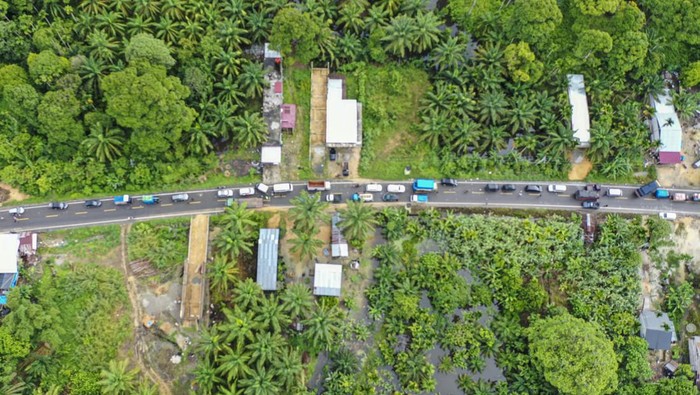 JALAN LINTAS ACEH SELATAN-MEDAN TERPUTUS AKIBAT BANJIR Foto udara suasana kemacetan akibat banjir di Jalan lintas Tapaktuan, Aceh Selatan-Medan, Sumatera Utara di Desa Ladang Rimba, Trumon Tengah, Aceh Selatan, Aceh, Jumat (4/11/2022). Banjir setinggi satu meter tersebut menyebabkan transportasi darat lumpuh. ANTARA FOTO/Istafan Najmi/Lmo/wsj.