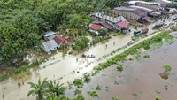 Jalan yang terputus tersebut tepatnya berada di Jalan lintas Tapaktuan, Aceh Selatan-Medan, Sumatera Utara.