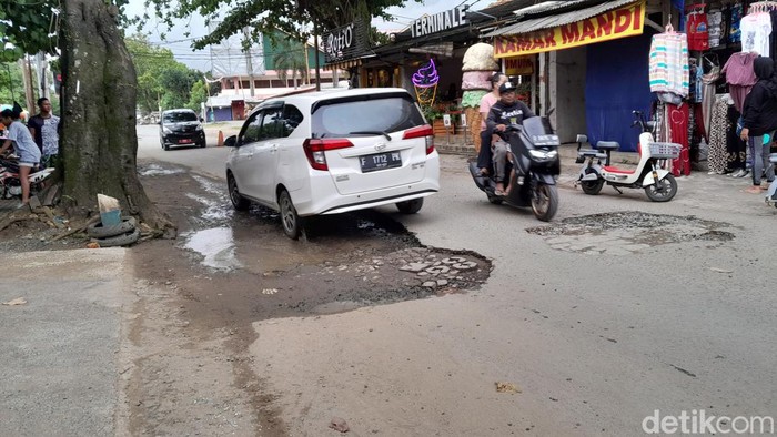 Jalan rusak di kawasan wisata Pangandaran