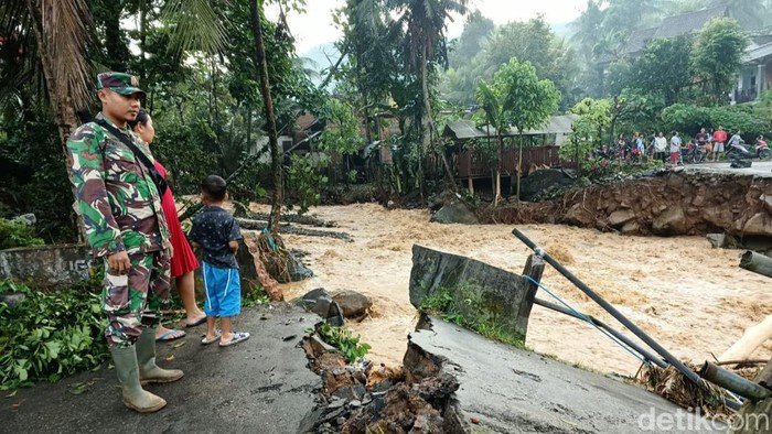 Jembatan putus diterjang banjir bandang Trenggalek