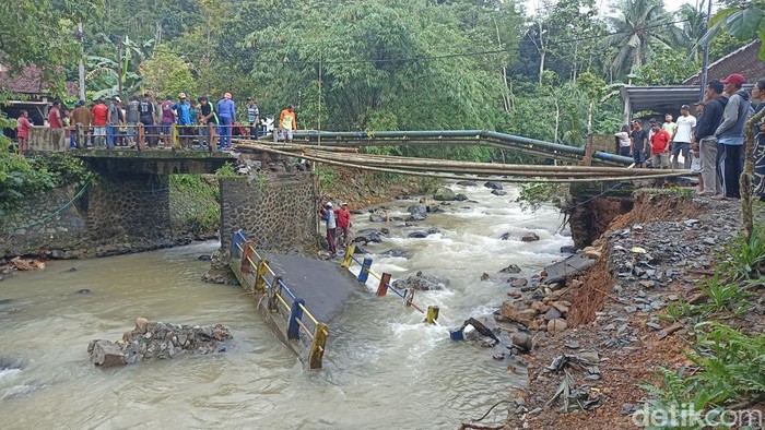 Jembatan Trenggalek putus diterjang banjir bandang