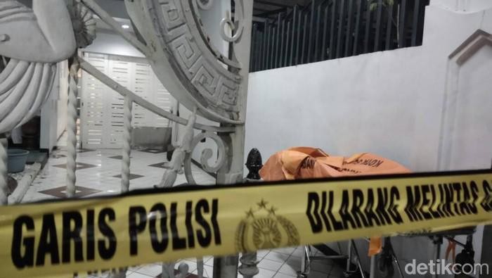 Jenazah korban pembunuhan sesama pembantu tumah tangga di perumahan elit Surabaya