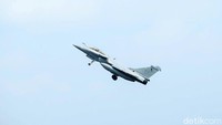 Jet tempur lalu lalang di langit Jakarta.
