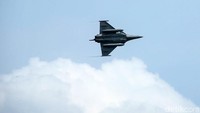 Jet tempur yang dibeli Menhan Prabowo itu bermanuver sekitar 5 menit.