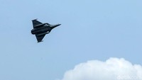 Jet tempur ini dapat terbang maksimal pada ketinggian 50 ribu kaki atau 15,24 km di atas permukaan laut. 