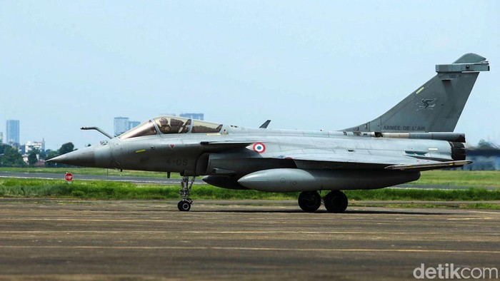 Jet tempur Dassault Rafale turut memeriahkan Indo Defence 2022 Expo & Forum, Jumat (4/11). Jet tempur itu juga bermanuver beberapa kali, termasuk terbang rendah.