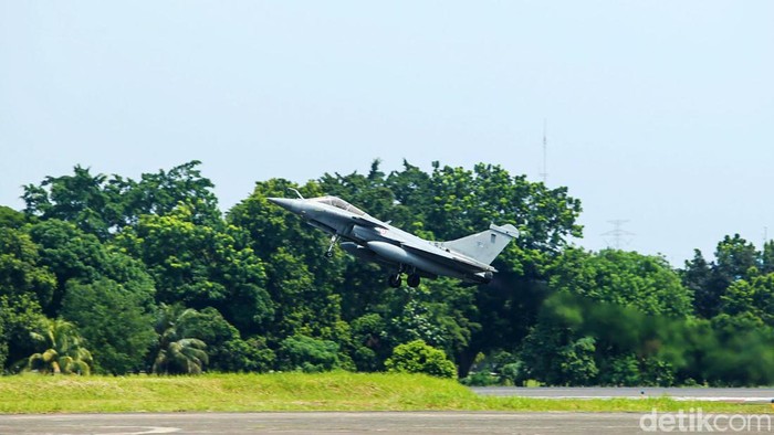 Jet tempur Dassault Rafale turut memeriahkan Indo Defence 2022 Expo & Forum, Jumat (4/11). Jet tempur itu juga bermanuver beberapa kali, termasuk terbang rendah.
