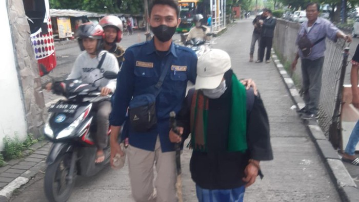 Joko Kendil naik bus trans jatim ke Terminal Bungurasih
