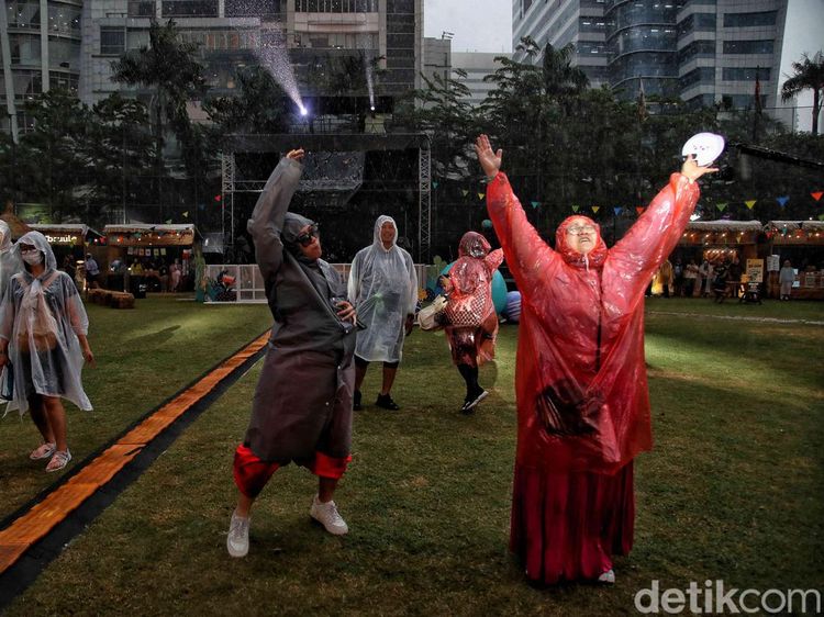 Enjoy Joyland Festival 2022 Sambil Hujan-hujan