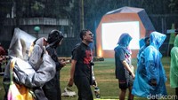 Berbekal jas hujan, para penonton tetap antusias. (Foto: Pradita Utama/detikcom) 