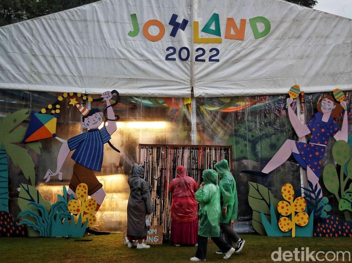 Sejumlah pengunjung menikmati konser Joyland Festival 2022 di kawasan lapangan Soft Ball Gelora Bung Karno, Jumat (4/11/2022). Konser yang menyajikan penampilan musisi dari dalam negeri dan luar negeri ini berlangsung 4 - 6 November.