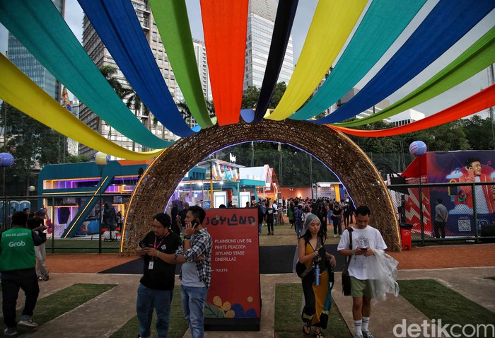 Joyland Festival 2022 Sejumlah pengunjung menikmati konser Joyland Festival 2022 di kawasan lapangan Soft Ball Gelora Bung Karno, Jumat (4/11/2022). Konser yang menyajikan penampilan musisi dari dalam negeri dan luar negeri ini berlangsung 4 - 6 November.