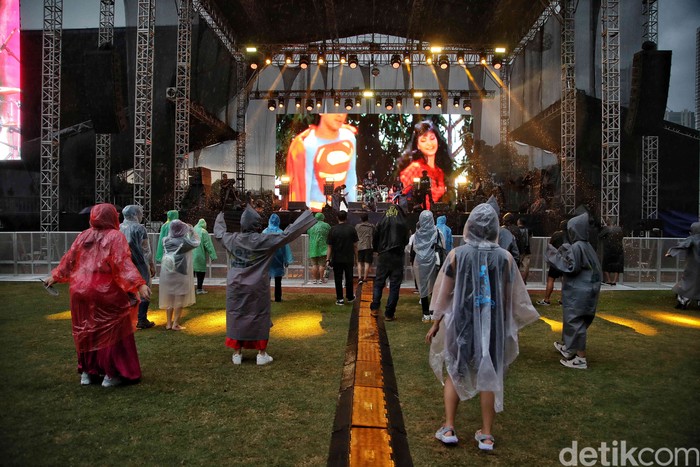 Joyland Festival 2022 Sejumlah pengunjung menikmati konser Joyland Festival 2022 saat hujan deras di kawasan lapangan Soft Ball Gelora Bung Karno, Jumat (4/11/2022). Walaupun hujan deras, penonton tetap antusias menonton.