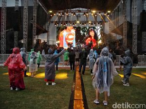 Mendung Tak Halau Semangat Para Penonton Joyland Festival Hari Pertama