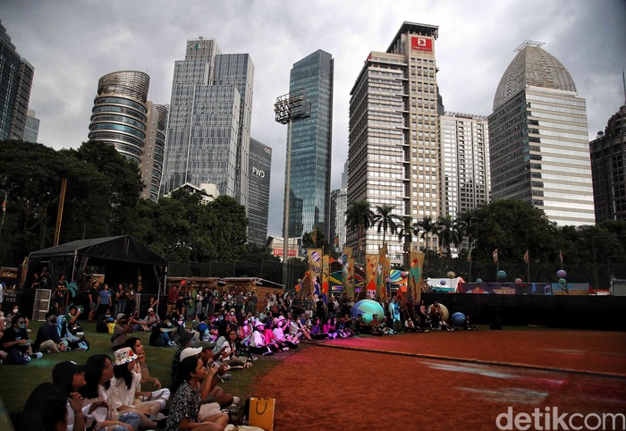 Joyland Festival 2022 Sejumlah pengunjung menikmati konser Joyland Festival 2022 di kawasan lapangan Soft Ball Gelora Bung Karno, Jumat (4/11/2022). Konser yang menyajikan penampilan musisi dari dalam negeri dan luar negeri ini berlangsung 4 - 6 November.
