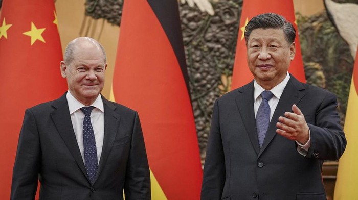 German Chancellor Olaf Scholz, left, meets Chinese President Xi Jinping at the Great Hall of People in Beijing, China, Friday, Nov. 4, 2022. (Kay Nietfeld/Pool Photo via AP)