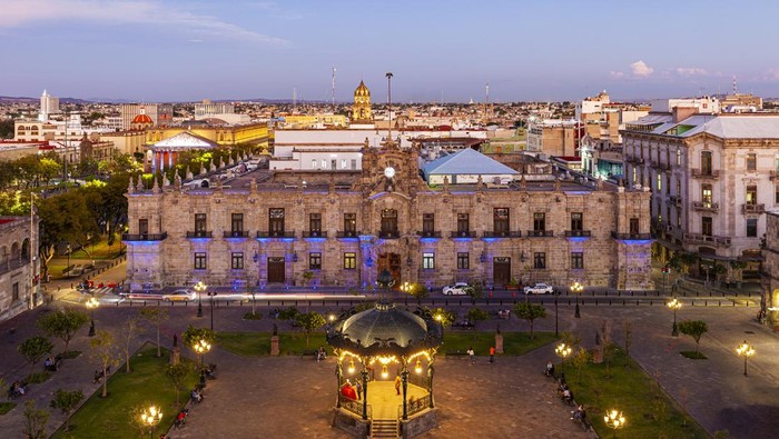 Kantor Gubernur dan Plaza de Armas di Guadalajara, Meksiko.