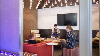 Karyawan berdiskusi di salah satu ruang kecil yang disediakan. Foto: Office Snapshot