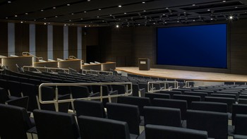 Ada bioskop juga untuk menyaksikan tayangan terbaru Netflix. Foto: Office Snapshot