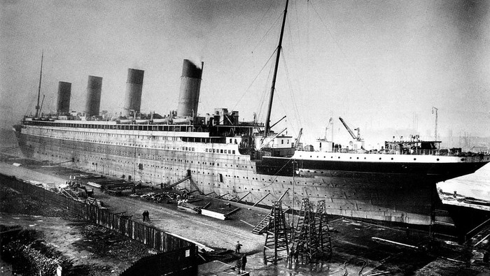 Kapal RMS Titanic sebelum berlayar, sekitar Februari-Maret 1912, difoto oleh fotografer resmi perusahaan Harland & Wolff, Robert John Welch (1859-1936).