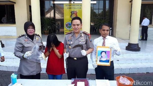 Kapolrestabes Surabaya Kombes M Iqbal berbincang dengan pelaku Sholikah Indah