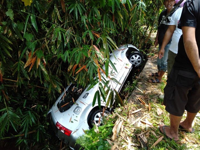 Kecelakaan lalu lintas melibatkan mobil dan motor terjadi di Jalan Raya Desa Rangdu, Kecamatan Seririt, Kabupaten Buleleng, Bali, Jumat (4/11/2022).
