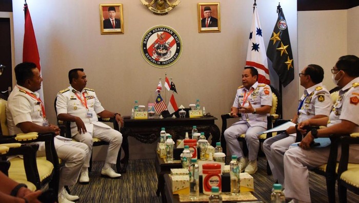 Kepala Bakamla RI Laksdya TNI Aan Kurnia menerima kunjungan delegasi Malaysia Maritime Enforcement Agency (MMEA) dan Republic of Singapore Navy (RSN) di acara Indo Defence 2022 Expo & Forum, JIEXPO kemayoran, Jakarta, Jumat (4/11/2022)