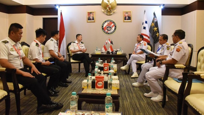Kepala Bakamla RI Laksdya TNI Aan Kurnia menerima kunjungan delegasi Malaysia Maritime Enforcement Agency (MMEA) dan Republic of Singapore Navy (RSN) di acara Indo Defence 2022 Expo & Forum, JIExpo Kemayoran, Jakarta Pusat, Jumat (4/11/2022).
