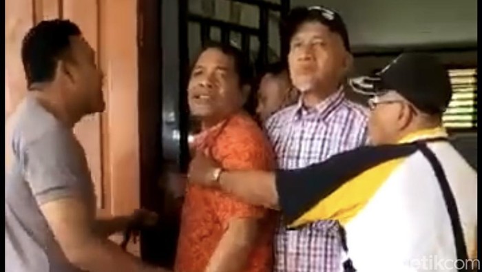 Kepsek SMA PGAI Padang dikeroyok sejumlah orang di sekolah.