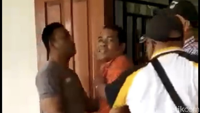 Kepsek SMA PGAI Padang dikeroyok sejumlah orang di sekolah.