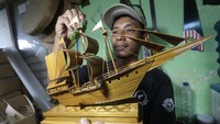 Setelah itu, miniatur perahu tersebut dilakukan proses pewarnaan menggunakan kuas.