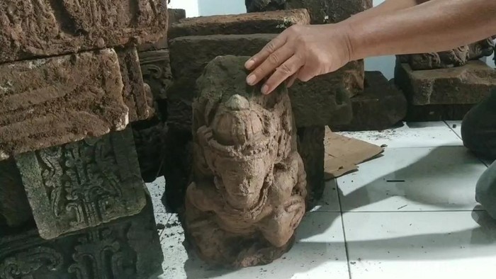 Kinara Kinari atau hiasan candi yang ditemukan di Sukoreno, Pasuruan yang dikira warga 3 buah arca