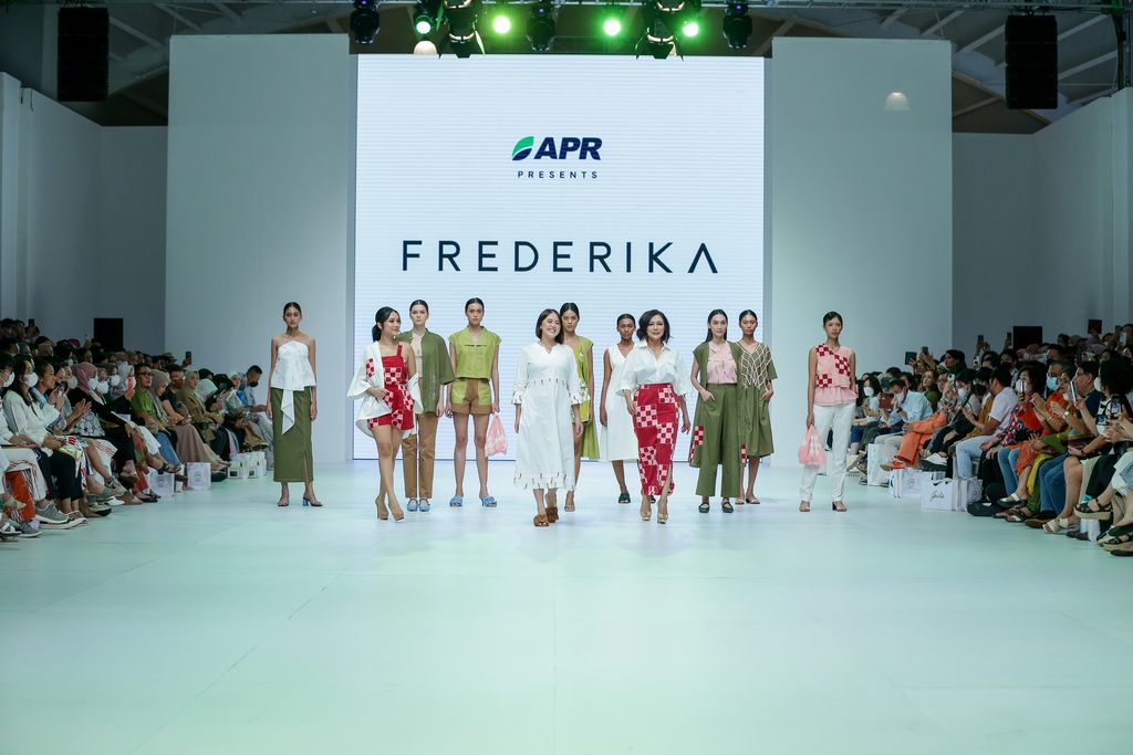 Koleksi Frederika di JFW 2023 OCTOBER 30: Designers seen at the runway of APR presents 'I Love Viscose' featuring Frederika during Jakarta Fashion Week 2023 in City Hall β Pondok Indah Mall 3, Jakarta.