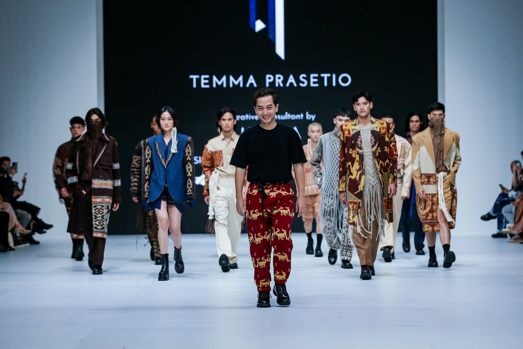 Koleksi Temma di JFW 2023 OCTOBER 28: Designer seen at the runway of Dekranasda NTT presents 'Harmony Of Nusa' featuring Temma Prasetio during Jakarta Fashion Week 2023 in City Hall β Pondok Indah Mall 3, Jakarta.