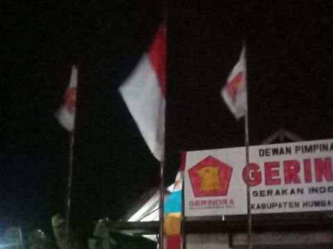 Kondisi bendera merah putih yang di depan kantor Gerindra Humbahas