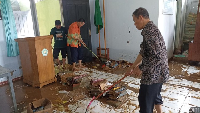 Kondisi KUA di Watulimo, Trenggalek usai diterjang banjir